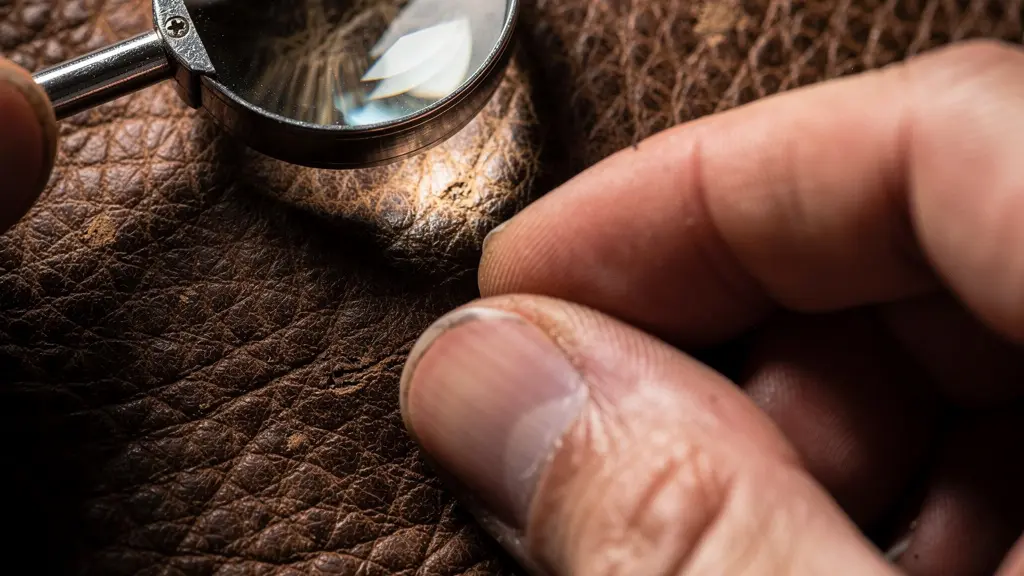 Évaluation minutieuse de la qualité d'un objet promotionnel de luxe