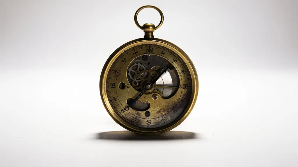 Une boussole ancienne en laiton posée sur une surface moderne épurée, symbolisant l'orientation stratégique