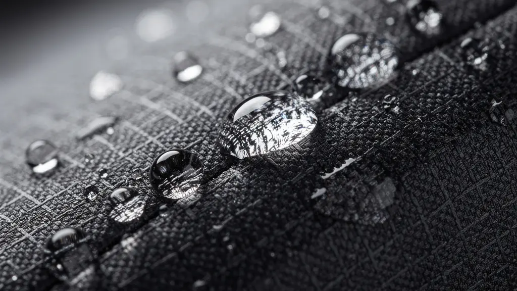 Détail macro d'un tissu technique imperméable avec gouttelettes d'eau